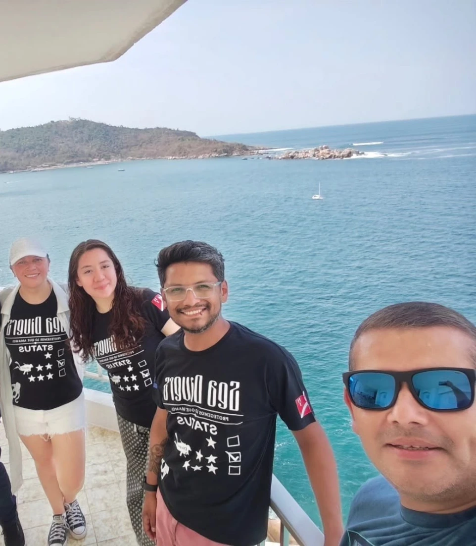 Instructores y alumnos de buceo SeaDivers disfrutando un viaje de aventura marina